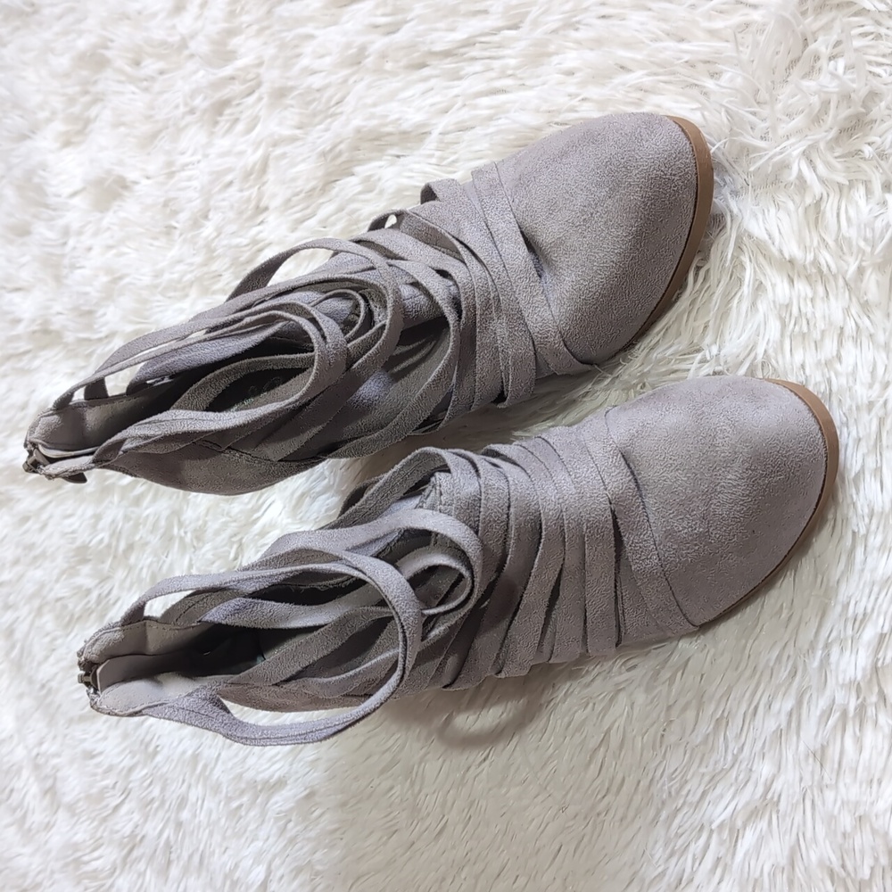 🔴SALE! Journee Collection Grey Faux Suede Selena Strappy Ankle Booties Size 10 - Picture 6 of 14